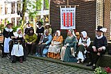 25-05-2026 Breda - Deelnemers van de Nassaudag zoeken verkoeling onder de bomen aan de voet van Willem III. - Fotokrant