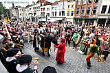 10-06-2019 Breda - Op de Grote Markt is de Nassaudag geopend. Na de opening liep een tocht met historische figuren uit de Nassautijd naar het kasteel van Breda. - Fotokrant