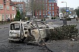 01-01-2026 Breda - Winkelwagentje staat tegen een auto die volledig is uitgebrand. - Fotokrant