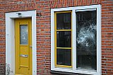 01-01-2026 Breda- Bij een woning zijn stoeptegels tegen de ramen gegooid. - Fotokrant