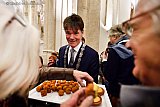 04-01-2020 Breda - Tijdens de nieuwjaarsreceptie in de Grote of Onze Lieve Vrouwe kerk ging burgemeester Paul Depla zelf met de schaal bitterballen rond. - Fotokrant