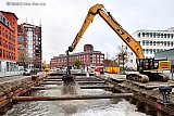 22-11-2022 Breda - De werkzaamheden aan de Nieuwe Mark zijn in volle gang. Het huidige water trekt men door. Aan de oevers van het nieuwe gedeelte komt nieuw leefgebied met appartementen. - Fotokrant