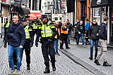 05-02-2019  Breda - Jongeren worden na een oproep onder politiebegeleiding uit Cafe Janssen gehaald. - Fotokrant