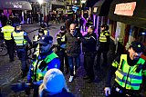 17-11-2022 Breda - De oefenverdachte is aangehouden en politie en handhavers schermen hem af op weg naar de arrestantenbus.  - Fotokrant