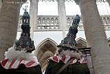 01-02-2026 Breda - Onder de aanwezige carnavalsvierders deze twee met heuse kerktorens op hun hoofd. - Fotokrant