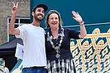 18-06-2023 Breda - Als openingshandeling zwaaide waarnemend burgemeester Marike De Nobel met de speech nog in haar hand met kunstenaar Javier de Riba naar de verborgen camera die op het kunstwerk staat gericht om foto's te maken van bezoekers. - Fotokrant