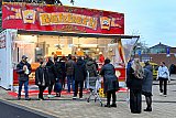 31-12-2025 Breda -  Drukte bij de oliebollenkraam op winkelcentrum Heksenwiel. - Fotokrant