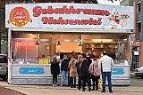 31-12-2019 Breda - Op de laatste dag van het jaar staan mensen in de rij voor Oliebollen.
 - Fotokrant