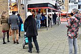31-12-2020 Breda - Vrijwel de hele dag stonden er oliebollenfiles in de stad. Op het Brabantplein bij Banketbakkerij Teurlings staan mensen in een lange rij. Hier moest men echt wel even geduld hebben om aan oliebollen te komen. - Fotokrant