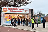31-12-2021  Breda - Voor de oliebollenkraam op winkelcentrum Heksenwiel staat een rij. De mensen staan netjes op 1,5 meter te wachten tot ze de oliebollen kunnen kopen. - Fotokrant