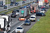15-04-2019 Breda - Na een aantal uren besloot de politie de snelweg te ontruimen en moesten automobilisten keren en tegen het verkeer op de vluchtstrook terug naar Breda rijden. - Fotokrant