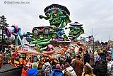 11-02-2024 Prinsenbeek - De carnavalsoptocht in Boemeldonck is druk bezocht. Carnavalswagens die door het dorp rijden zijn zo groot dat ze kastelen worden genoemd.  - Fotokrant