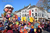 03-03-2025 Breda - De grote optocht trok veel volk. CV De Meikevers kwam met een klerenzooi  de Grote Markt op.  - Fotokrant