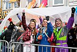 16-02-2026 Breda - Deze dames bekeken de optocht van onder een zeil dat ze hadden meegebracht. - Fotokrant