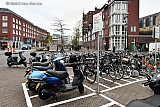 18-11-2024 Breda- Het kom niet met de auto naar het centrum beleid is zo succesvol, dat de gemeente op zoek is naar nieuwe manieren om scooters en fietsen te stallen. Als test zijn er vakken op het wegdek gemaakt. - Fotokrant