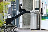 13-06-2019 Zundert - De robot van de EOD haalt het explosief uit de pinautomaat. - Fotokrant