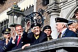 26-10-2019 Breda - Poolse bevrijders van Breda zwaaien op het bordes van het Stadhuis waar ze 75 jaar geleden nadat ze Breda hadden bevrijd ook stonden. - Fotokrant