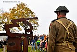 01-11-2025 Prinsenbeek -  Een Poolse soldaat staat stil bij het net onthulde oorlogsmonument aan de oevers van rivier De Mark bij Nieuw Veer. - Fotokrant