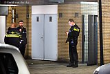 24-11-2018 Breda - De politie bewaakte in de straat uren een poortje. Na de vondst van drugs in de woning heeft de burgemeester de woning gesloten. - Fotokrant