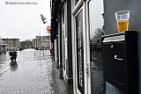 30-01-2019 Breda - Op een brievenbus in de Vismarktstraat is iemand zijn pilsje vergeten. - Fotokrant