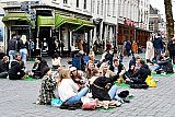 28-03-2021 Breda - Aan de oproep van de horeca om te komen picknicken op straat is massaal gehoor gegeven. Deze dames hadden de grootste lol. - Fotokrant