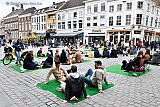 28-03-2021 Breda -Op de Grote Markt waren de kleedjes op een gegeven moment allemaal bezet. 
 - Fotokrant
