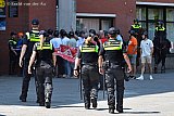 08-06-2023 Breda - De groep die de voetbalsupporters speelde werd voorzichtig benaderd door politieagenten. - Fotokrant