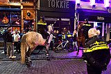 17-11-2022 Breda - Politie , handhaving, Kmar  en beveiligers zetten de oefenverdachte klem en houden hem aan. - Fotokrant