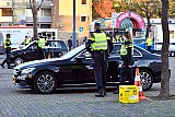 18-11-2020 Breda - Van de auto's die door de poltiemotoren van de weg werden gehaald, werd op een groot afgezet parkeerterrein alles gecontroleerd. - Fotokrant