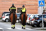 18-11-2020 Breda - Terwijl auto's van de weg werden gehaald voor controles ging de politie te paard door de wijk. - Fotokrant