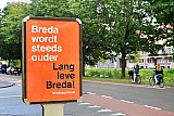 06-10-2022 Breda - In de stad hangen posters in de abris om er op te wijzen dat in het jaar 2040  er meer ouderen dan jongeren in de gemeente wonen. De afgelopen jaren trokken veel jongeren weg omdat woningen te duur waren. - Fotokrant