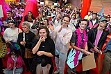 10-10-2026 Breda -Enthousiaste reacties van deelnemers van de Pride in de hal van het Chasse Theater op de toespraak van burgemeester Paul Depla.  - Fotokrant