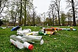 25-04-2021 Breda - Nadat de Mobliele Eenheid gisteravond stadspark Het Valkenberg heeft leeg geveegd is er een grote puinhoop overgebleven in het park.  - Fotokrant