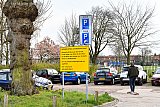09-04-2021 Breda - Hoewel eind 2022 volgens het gele bord het vrij parkeren aan de Lovensdijkstraat word opgeheven. Zijn er nu ook vanaf de straatkant als je het terrein op rijd borden met  Zone betaald parkeren en Zone vergunninghouders te zien. Dit zorgt voor verwarring. - Fotokrant