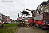 14-01-2020 Breda - Tegen het eind van de middag werden de laatste takken van de zieke kastanjebomen in trucks geladen. - Fotokrant