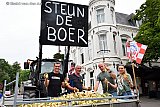 12-07-2022 Breda - In het centrum hielden boeren een ludiek protest vanwege het stikstofbeleid van het kabinet. De boeren deelde uien uit aan de bezoekers. - Fotokrant