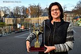 04-12-2018 Breda - Breda heeft de Europese prijs voor de Meest Toegankelijke Stad gewonnen. Een trotse wethouder Haagh stapt met de prijs uit haar auto. De prijs werd eerder op de dag aan haar uitgereikt in Brussel. - Fotokrant