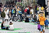 27-02-2021 Breda -  60 Horeca ondernemers hebben op de Grote Markt een protest picknick georganiseerd. Er is nogal wat belangstelling voor. .Aan het einde van de dag werd het te druk en sprak handhaving mensen aan en zijn de matjes weggehaald. - Fotokrant