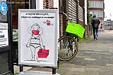 13-11-2020 Breda - Bij deze winkel kan het komende dagen nog wel eens erg druk gaan worden. Dit gezien de tekst op de poster van Fabienne in het klapbord voor de winkel waarop staat dat  je alles mag vergeten behalve je mandje en je mondkapje - Fotokrant