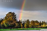 01-11-2021 Breda - Het is herfst aan de verlaten Asterdplas. .Met dreigende donkere regenwolken en een felle regenboog.   - Fotokrant