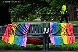 01-07-2021 Breda - De regenboogvlag die in het stadspark op een bankje ligt is met zwarte vloeistof besmeurd. Vorig jaar gebeurde dit ook al eens. - Fotokrant