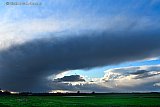 24-02-2022 Breda - Aan het eind van de middag is een regenfront zichtbaar boven de Vierde Bergboezem aan de rand van de wijk Haagse Beemden. - Fotokrant