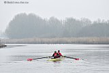 25-01-2023 Breda -  Het is grauw en koud als  roeiers in de mist over rivier De Mark roeien . - Fotokrant