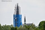 12-06-2019 Terheijden - Vanuit Breda is te zien dat een bouwvakker op hoog niveau bezig is met de restauratie van de Sint Antonius Abtkerk. - Fotokrant