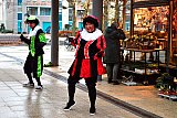 27-11-2021 Breda - Roetveeg hulpjes van sinterklaas swingen op winkelcentrum Heksenwiel om de mensen die in de ijzige kou sinterklaasinkopen doen wat vrolijkheid te brengen. - Fotokrant