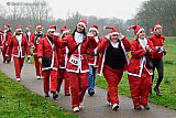 14-12-2025 Breda - Honderden kerstmannen en kerstvrouwen rende of wandelde door Het Markdal tijdens de Santa Run.  - Fotokrant