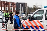12-03-2019 Etten Leur - Een man die met een Hakmes mensen benaderde is na diverse waarschuwingen door de politie in een woonwijk neergeschoten.De straat waar het gebeurde is afgezet.Handhaving houd toezicht op de afzetting. - Fotokrant