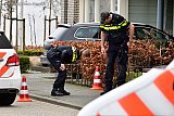 12-03-2019 Etten Leur - Agenten zoeken op de straat en stoep naar sporen. - Fotokrant