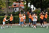 18-08-2025 Breda -  Aftrap  campagne voor verkeersveiligheid van Veilig Verkeer Nederland op de Dirk van Veen school . Kinderen spelen het spel Ren Je Rot en springen van vreugde omdat ze een vraag die  demissionair minister Tieman van Infrastructuur en Waterstaat stelde goed hebben beantwoord.    - Fotokrant