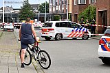 09-08-2019 Breda - De politie kwam massaal ter plaatse en heeft de plaats delict afgezet. Buurtbewoners gaven eerder al aan dat het de laatste tijd onrustig was in de straat. - Fotokrant